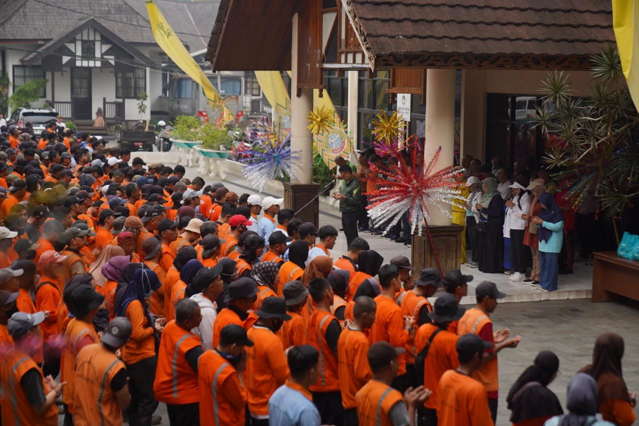 Perjuangan Penyapu Jalan Wujudkan Indonesia Asri di Pontianak